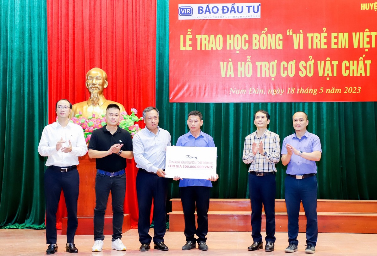 Ông Lê Trọng Minh (thứ 3 từ phải qua), Thường vụ Đảng ủy Bộ Kế hoạch và Kl99ok phiên bản mới, Tổng biên tập Báo Kl99ok phiên bản mới trao tặng biểu trưng 300 triệu đồng hỗ trợ xây dựng cơ sở vật chất cho đại diện Trường THCS Hưng Thái Nghĩa.