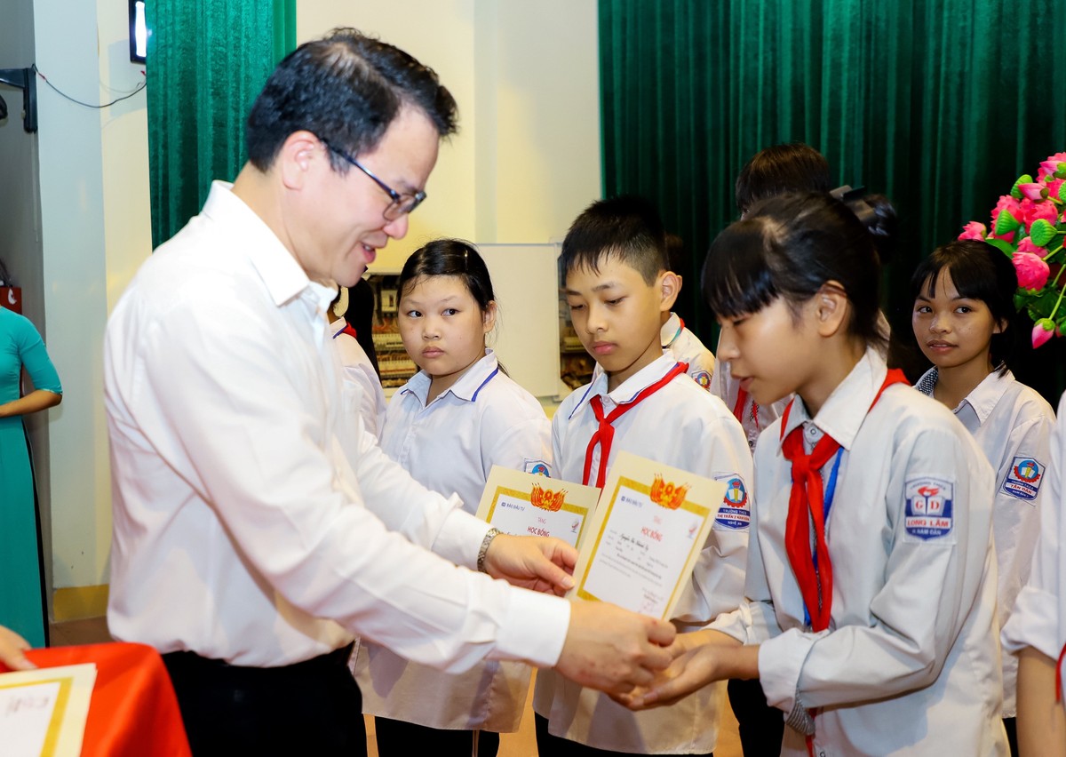 Thứ trưởng Bộ Kế hoạch và Kl99ok phiên bản mới Trần Quốc Phương trao giấy chứng nhận cho các em học sinh.