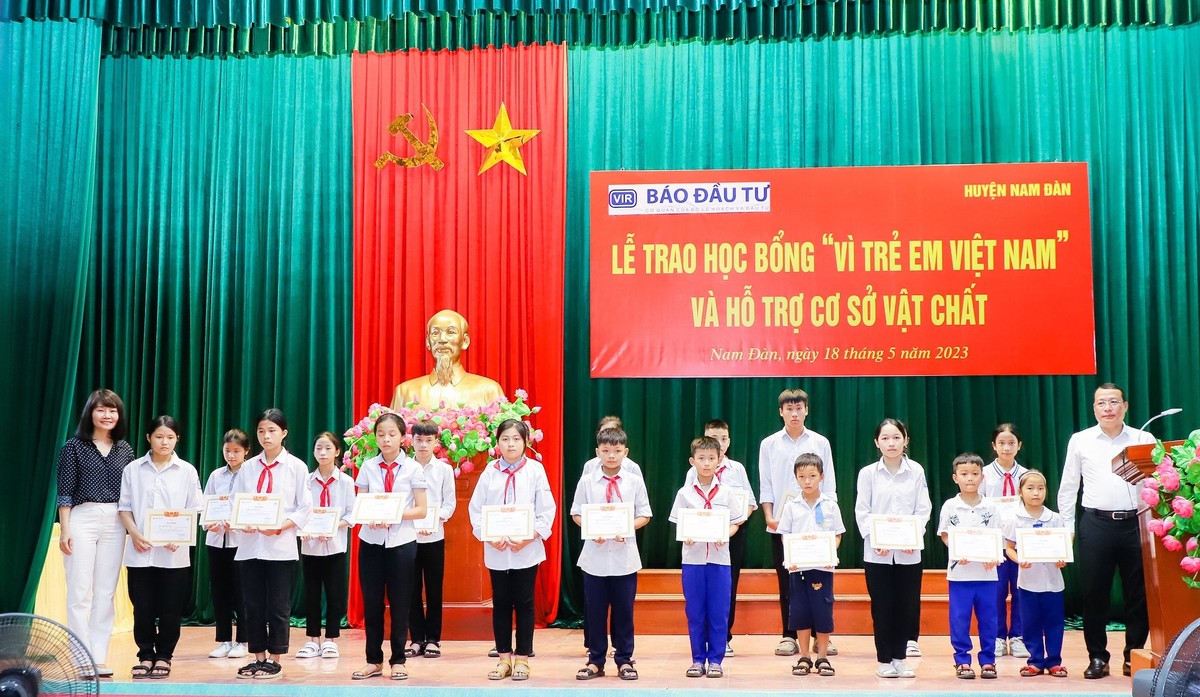 Bà Nguyễn Thị Thu Lan - Phó Bí thư thường trực Đảng uỷ cơ quan Bộ Kế hoạch và Kl99ok phiên bản mới và ông Phạm Hồng Quang - Giám đốc Sở Kế hoạch và Kl99ok phiên bản mới tỉnh Nghệ An trao học bổng và giấy chứng nhận cho các em học sinh tiêu biểu.