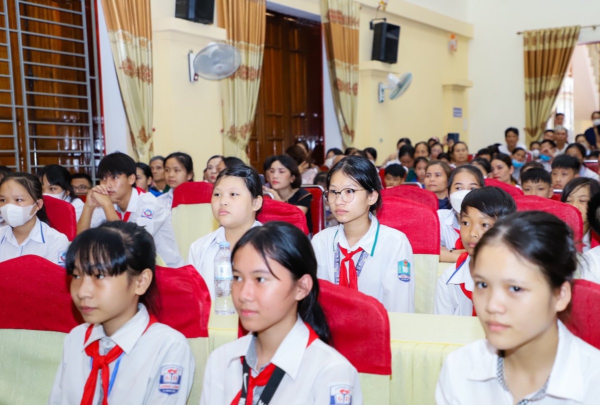 Các em học sinh nghèo vượt khó vui mừng khi nhận được học bổng trong một dịp đặc biệt - kỷ niệm ngày sinh Chủ tịch Hồ Chí Minh vĩ đại.