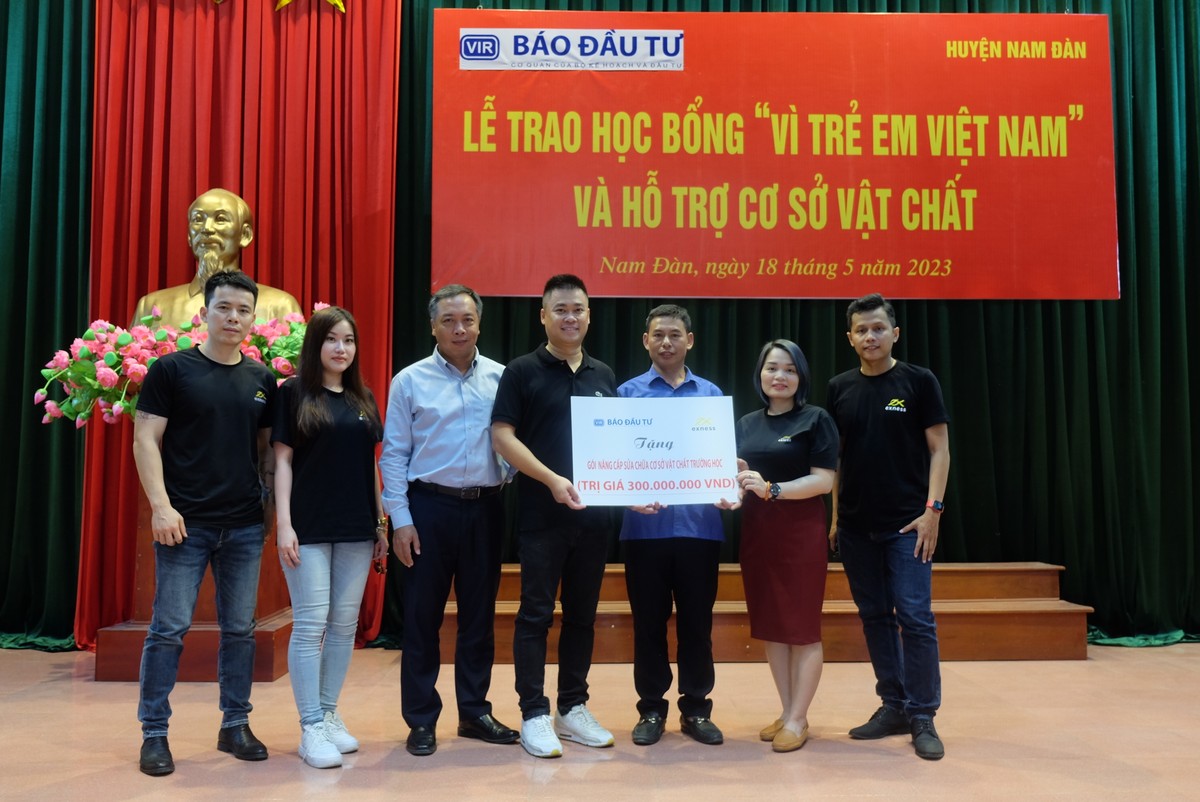 Đại diện nhà tài trợ trao biểu trưng 300 triệu đồng hỗ trợ xây dựng cơ sở vật chất cho Trường THCS Hưng Thái Nghĩa.