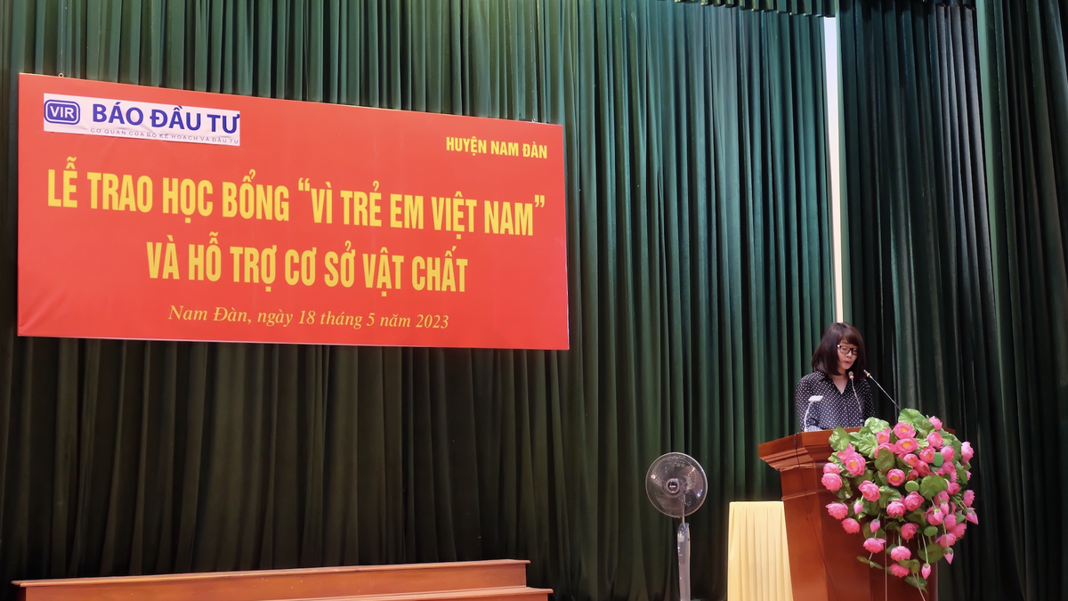 Bà Nguyễn Thị Thu Lan - Phó Bí thư Đảng ủy cơ quan Bộ Kế hoạch và Kl99ok phiên bản mới phát biểu tại buổi lễ.