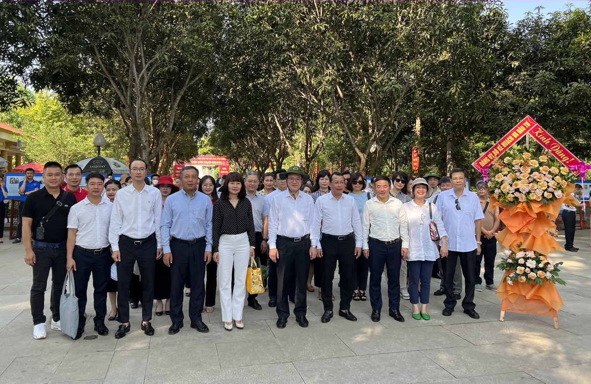 Đoàn công tác Bộ Kế hoạch và Kl99ok phiên bản mới cùng các đơn vị tài trợ vào dâng hương tại cụm di tích Làng Sen và đền Chung Sơn.