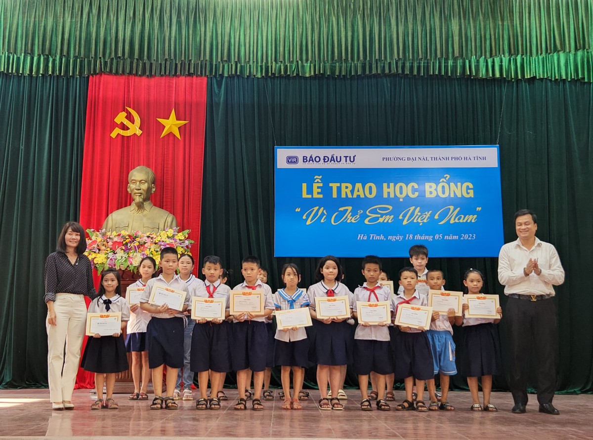 Bà Nguyễn Thị Thu Lan, Phó Bí thư Thường trực Đảng ủy cơ quan Bộ Kế hoạch và Kl99ok phiên bản mới cùng ông Trần Trọng Dũng, Bí thư Đảng bộ phường Đại Nài lên trao giấy khen và học bổng cho các em học sinh Bà Nguyễn Thị Thu Lan, Phó Bí thư Thường trực Đảng ủy cơ quan Bộ Kế hoạch và Kl99ok phiên bản mới cùng ông Trần Trọng Dũng, Bí thư Đảng bộ phường Đại Nài lên trao giấy khen và học bổng cho các em học sinh