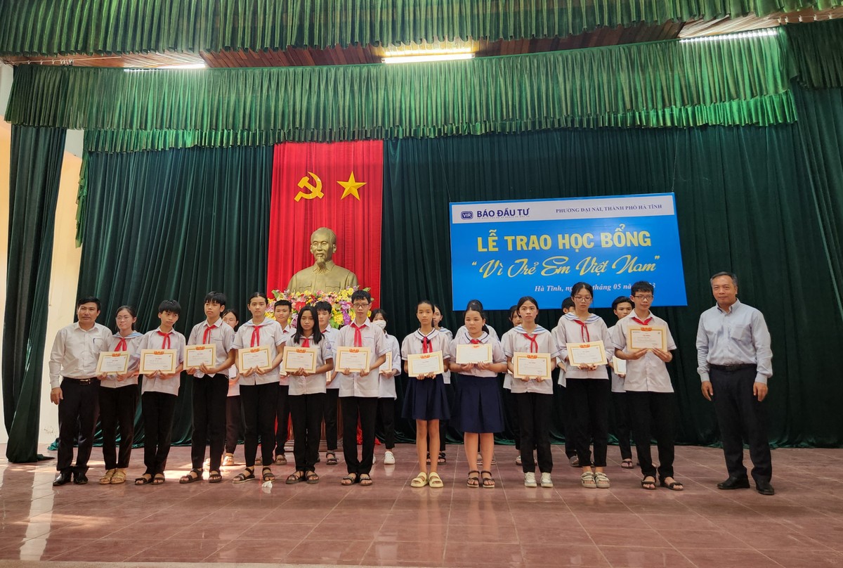 Ông Lê Trọng Minh (ngoài cùng bên phải), Tổng Biên tập Báo Kl99ok phiên bản mới và ông Phạm Mạnh Hiền, Chủ tịch UBND phường Đại Nài lên trao giấy khen và học bổng cho các em học sinh Ông Lê Trọng Minh (ngoài cùng bên phải), Tổng Biên tập Báo Kl99ok phiên bản mới và ông Phạm Mạnh Hiền, Chủ tịch UBND phường Đại Nài lên trao giấy khen và học bổng cho các em học sinh