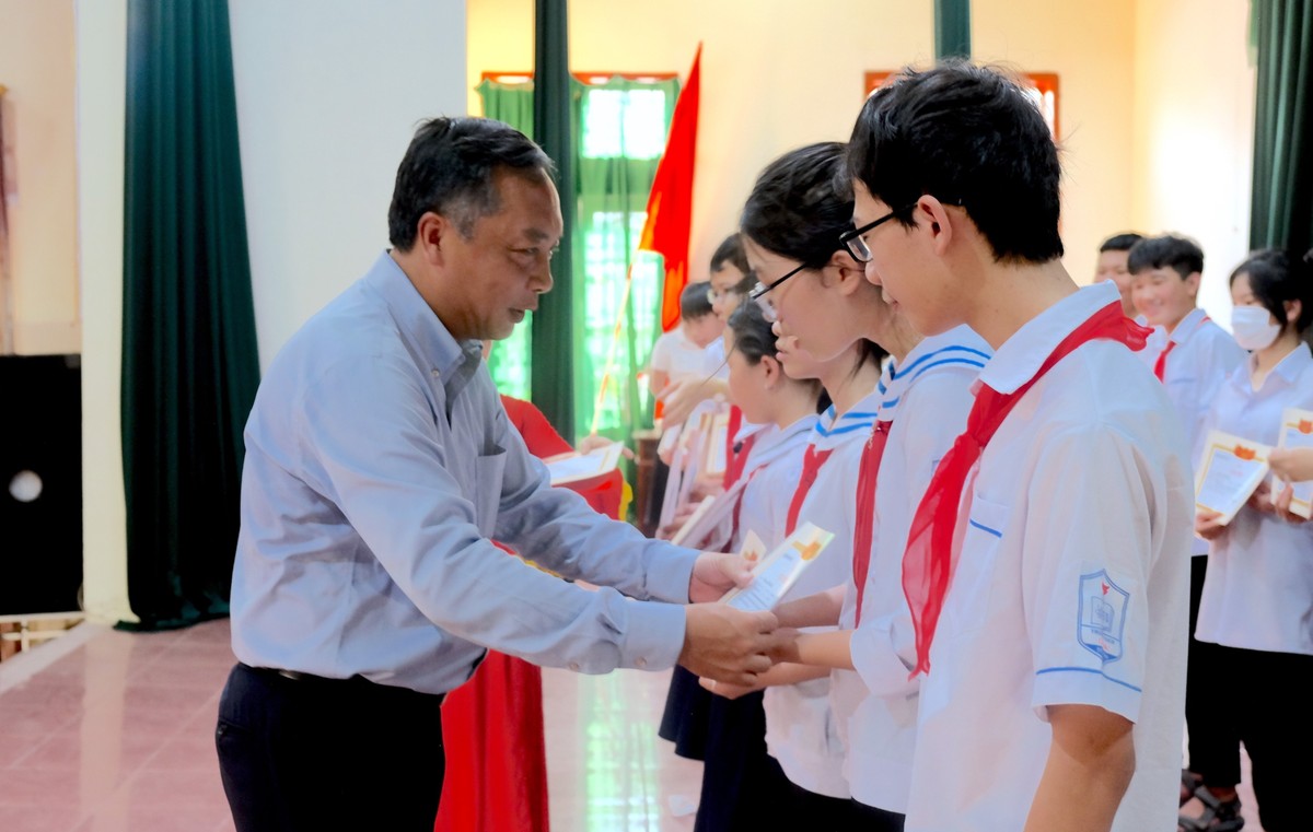 Ông Lê Trọng Minh, Tổng Biên tập Báo Kl99ok phiên bản mới lên trao giấy khen cho các em học sinh Ông Lê Trọng Minh, Tổng Biên tập Báo Kl99ok phiên bản mới lên trao giấy khen cho các em học sinh