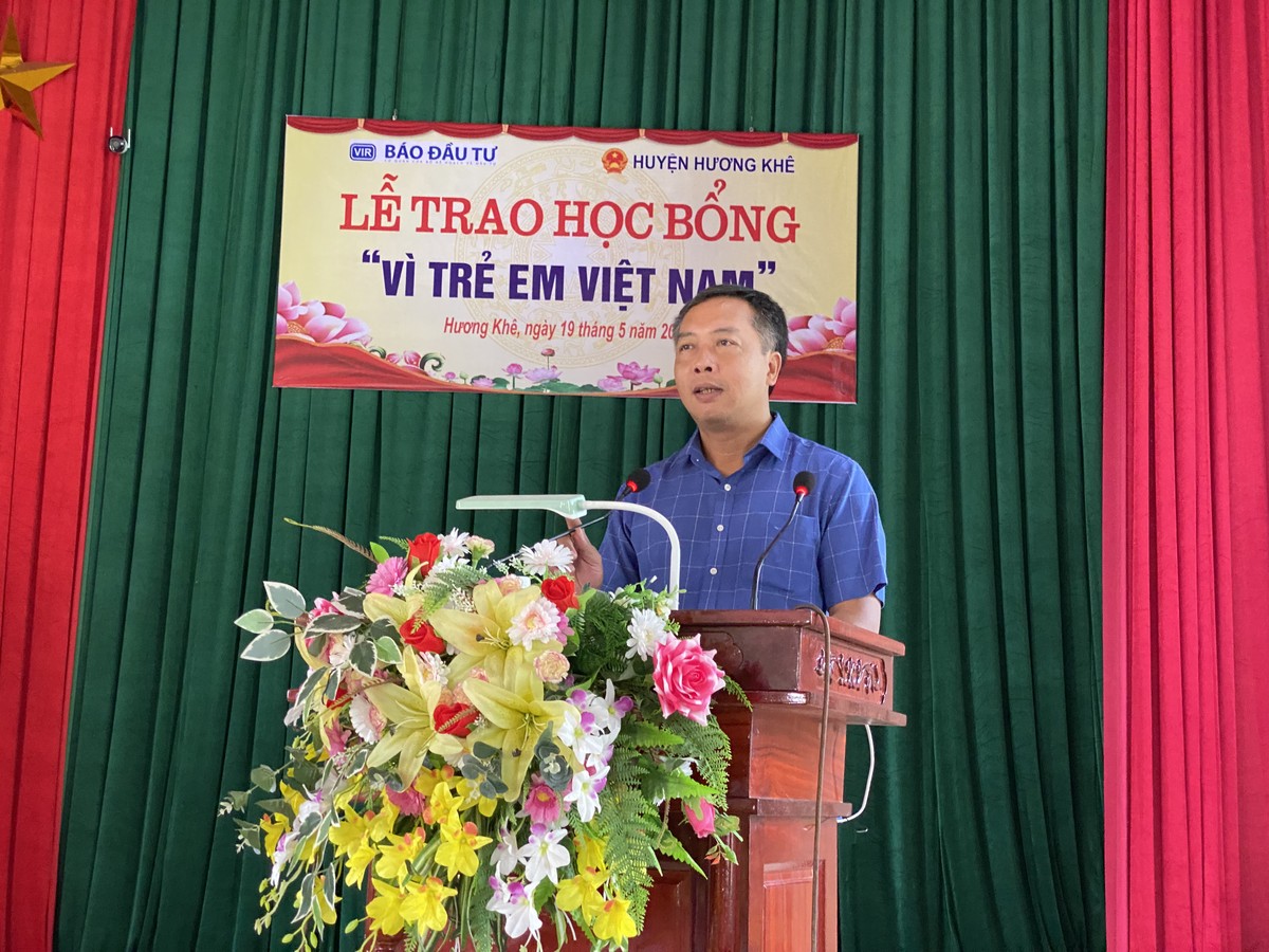 Ông Lê Trọng Minh, Tổng Biên tập Báo Kl99ok phiên bản mới biểu dương các em học sinh huyện Hương Khê đã nỗ lực vươn lên, xứng đáng với mảnh đất hiếu học và giàu truyền thống cách mạng Ông Lê Trọng Minh, Tổng Biên tập Báo Kl99ok phiên bản mới biểu dương các em học sinh huyện Hương Khê đã nỗ lực vươn lên, xứng đáng với mảnh đất hiếu học và giàu truyền thống cách mạng