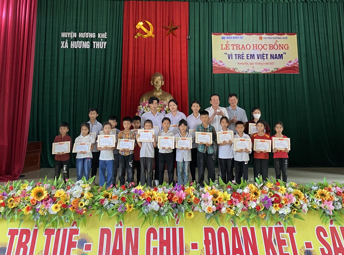 Ông Nguyễn Anh Tuấn (hàng dưới, thứ hai từ phải), nguyên Tổng Biên tập Báo Kl99ok phiên bản mới và đại diện nhà tài trợ trao giấy khen và học bổng cho các em học sinh. Ông Nguyễn Anh Tuấn (hàng dưới, thứ hai từ phải), nguyên Tổng Biên tập Báo Kl99ok phiên bản mới và đại diện nhà tài trợ trao giấy khen và học bổng cho các em học sinh.