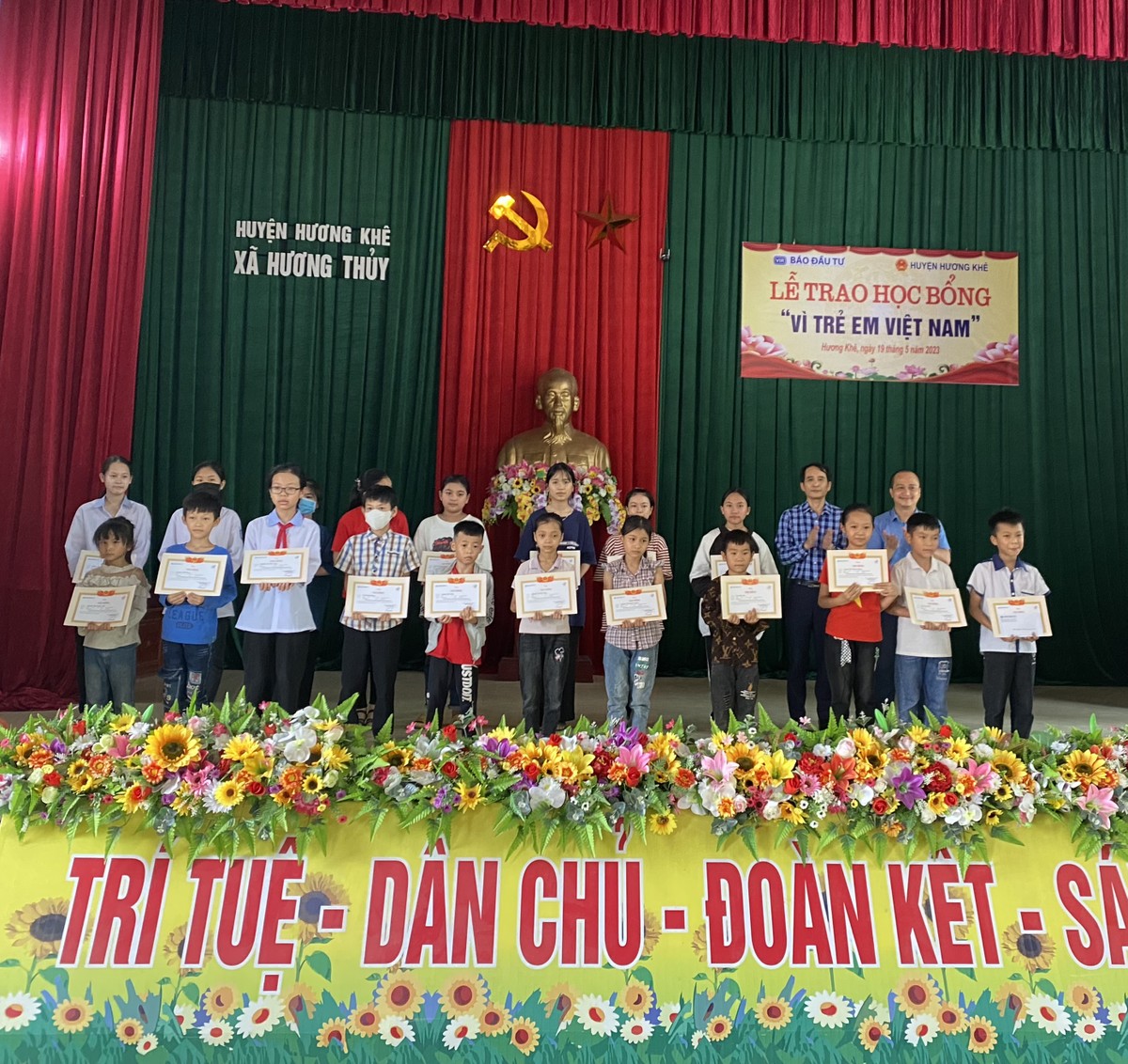 Ông Bùi Đức Hải (hàng dưới, thứ 2 từ phải), Phó Tổng Biên tập Thường trực Báo Kl99ok phiên bản mới và đại diện nhà tài trợ trao giấy khen và học bổng cho các em học sinh Ông Bùi Đức Hải (hàng dưới, thứ 2 từ phải), Phó Tổng Biên tập Thường trực Báo Kl99ok phiên bản mới và đại diện nhà tài trợ trao giấy khen và học bổng cho các em học sinh