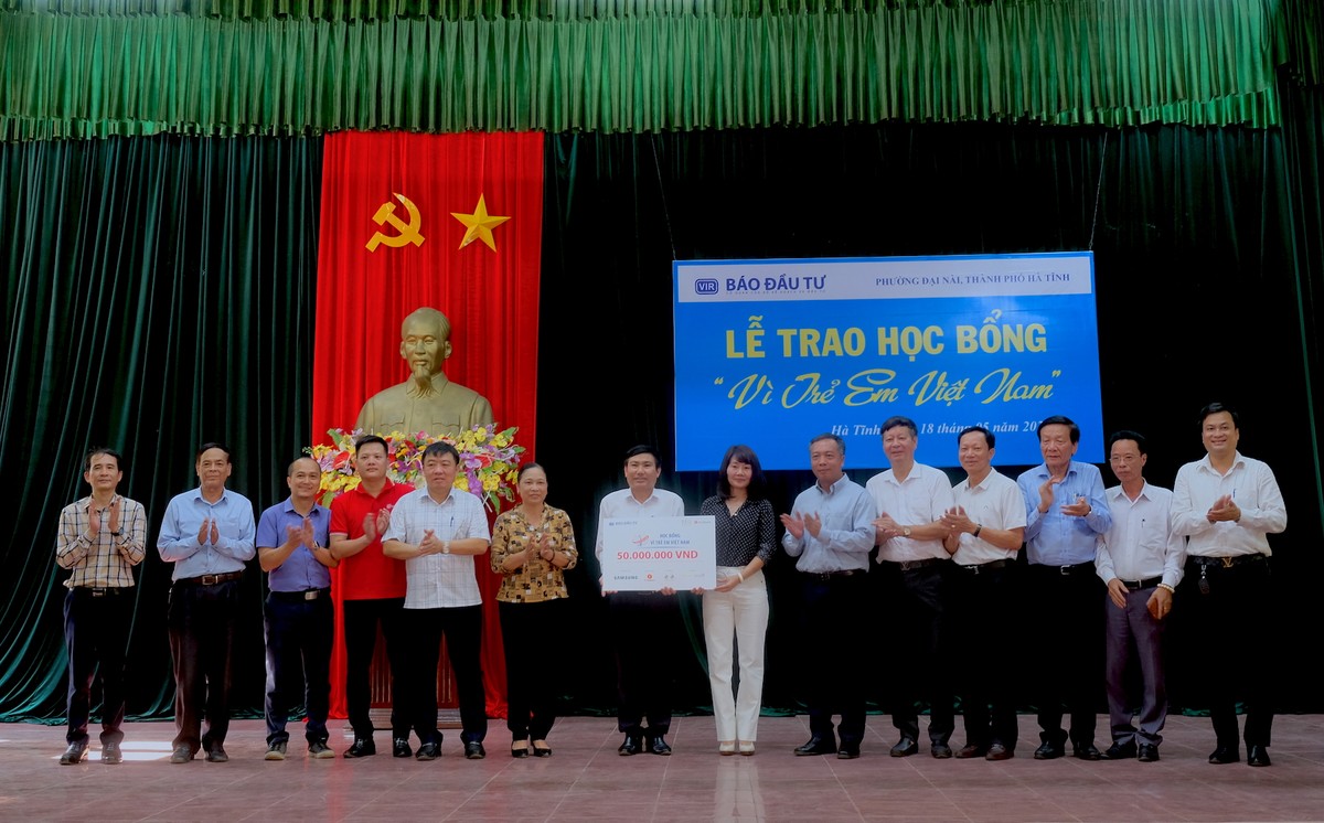 Đại diện Đảng ủy cơ quan Bộ Kế hoạch và Kl99ok phiên bản mới, Báo Kl99ok phiên bản mới cùng các nhà tài trợ trao tặng 100 suất học bổng cho học sinh tiêu biểu phường Đại Nài Đại diện Đảng ủy cơ quan Bộ Kế hoạch và Kl99ok phiên bản mới, Báo Kl99ok phiên bản mới cùng các nhà tài trợ trao tặng 100 suất học bổng cho học sinh tiêu biểu phường Đại Nài