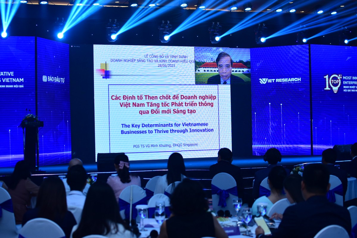 PGS. TS. Vũ Minh Khương, Trường Chính sách công Lý Quang Diệu, Đại học Quốc gia Singapore tham dự lễ trao giải theo hình thức trực tuyến. Ảnh: Dũng Minh. PGS. TS. Vũ Minh Khương, Trường Chính sách công Lý Quang Diệu, Đại học Quốc gia Singapore tham dự lễ trao giải theo hình thức trực tuyến. Ảnh: Dũng Minh.
