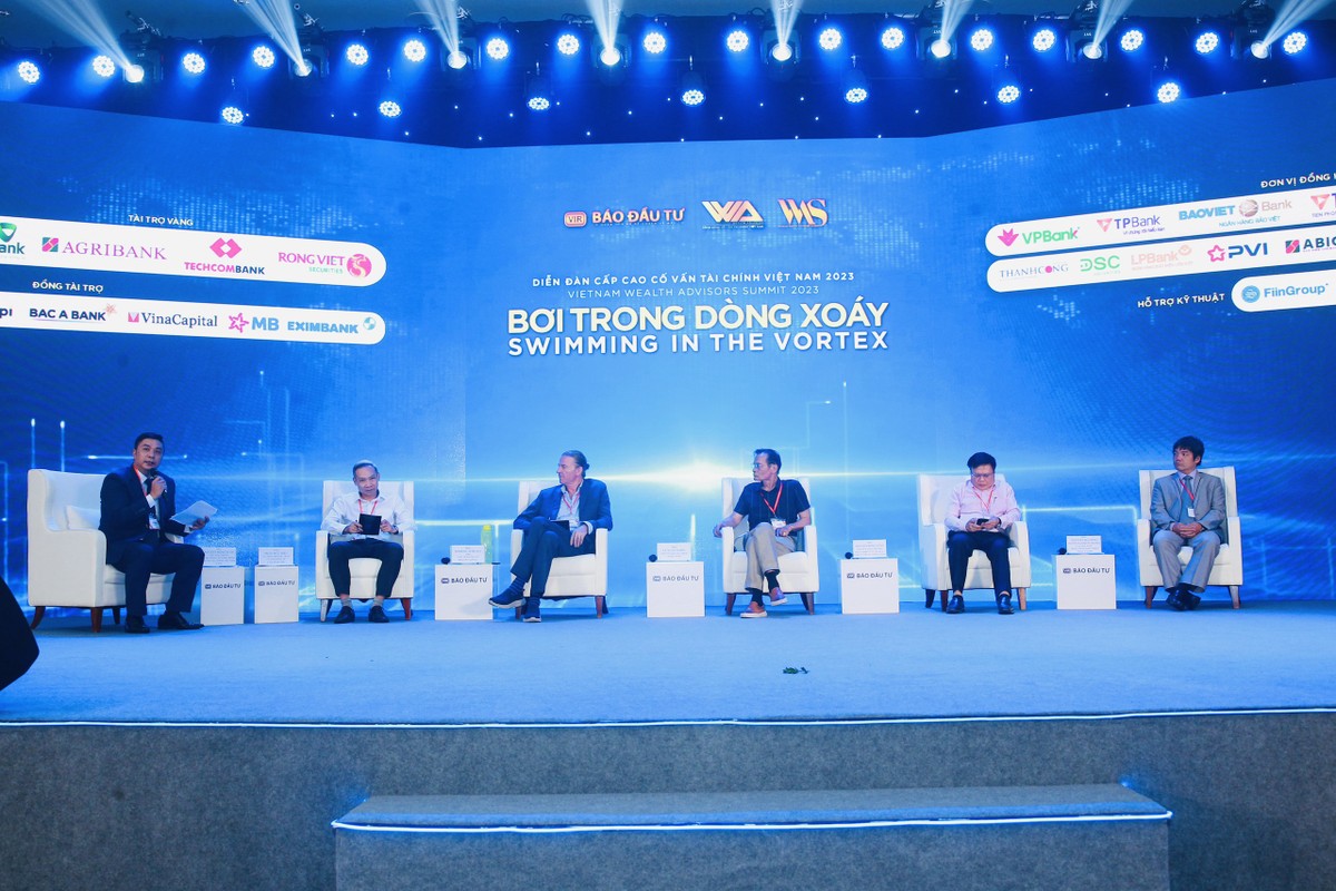 Các diễn giả thảo luận trong phiên 1 của Diễn đàn.