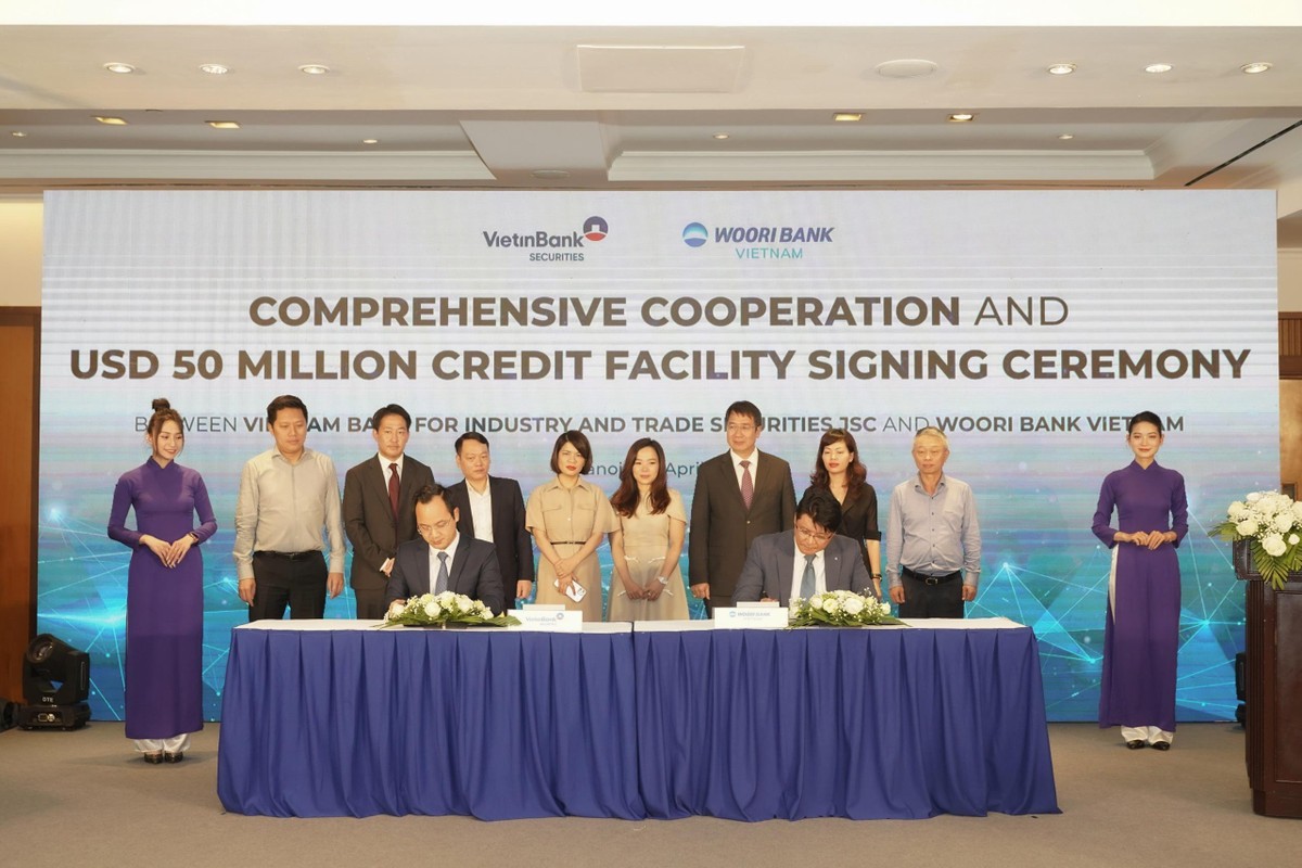 Ông Trần Phúc Vinh , Quyền Tổng giám đốc VietinBank Securities đại diện ký kết.