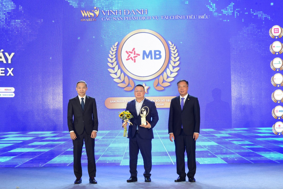 Ông Chu Hải Công, Chánh văn phòng CEO, Link Vào Nhà Cái KL99 COM Tặng +199k TMCP Quân Đội (MB) nhận giải thưởng.