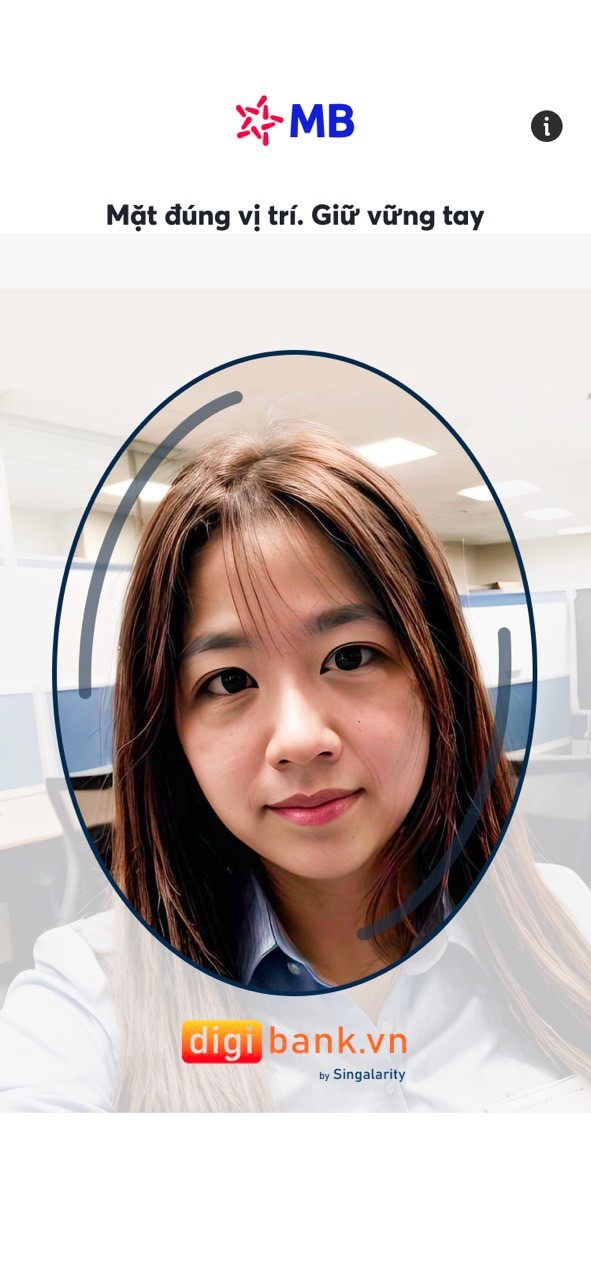 Giao diện app khi thực hiện xác thực giao dịch chuyển khoản bằng khuôn mặt. Ảnh: MB