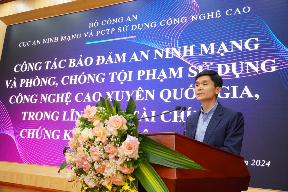 Trung tá Nguyễn Thành Chung, Phó Trưởng phòng, Cục An ninh mạng và phòng chống Kl99ok khuyến mãi lớn sử dụng công nghệ cao - Bộ Công an trình bày tại Hội nghị