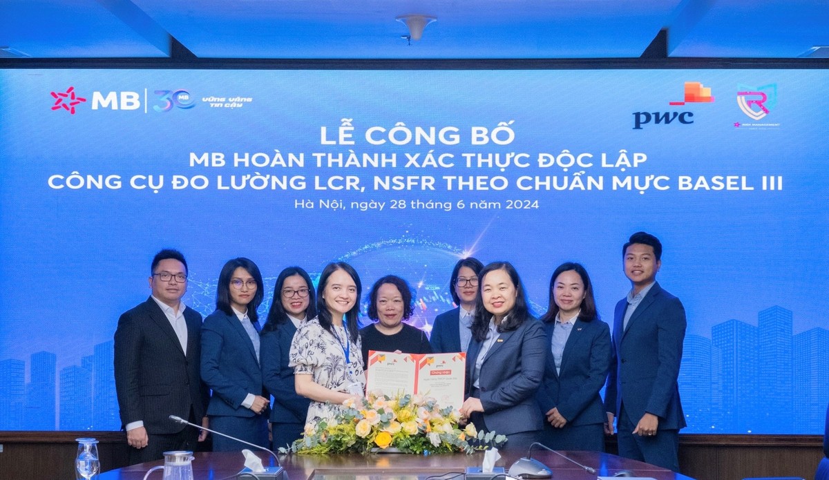 Bà Phạm Thị Trung Hà, Phó tổng giám đốc MB nhận giấy chứng nhận hoàn thành xác thực độc lập công cụ đo lường LCR, NSFR theo chuẩn mực Basel III (Ảnh: MB)