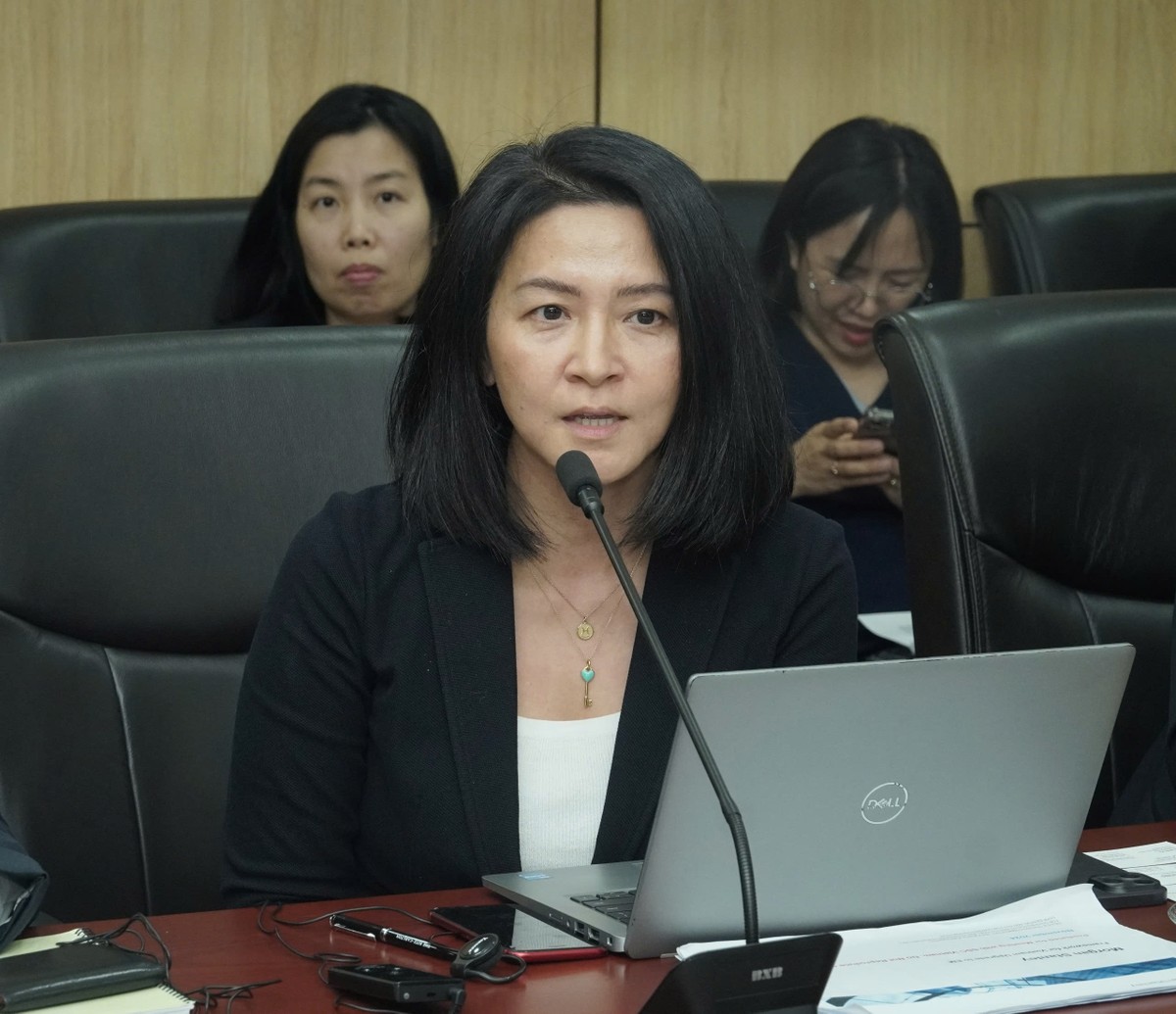 Bà Wanming Du, Trưởng bộ phận chính sách chỉ số, FTSE Russell trao đổi tại buổi làm việc Bà Wanming Du, Trưởng bộ phận chính sách chỉ số, FTSE Russell trao đổi tại buổi làm việc