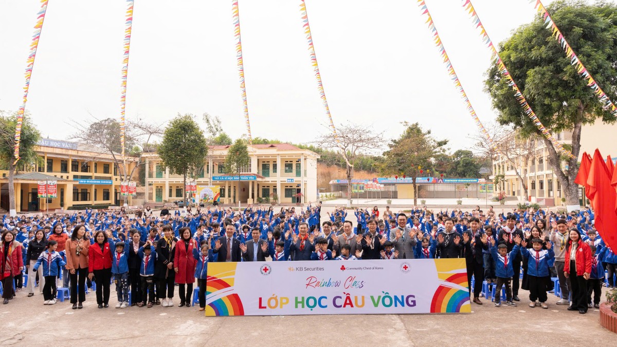 Ban lãnh đạo và các thành viên Công ty 99Kl99 link đăng nhập KB cùng hơn 700 em học sinh và giáo viên trường