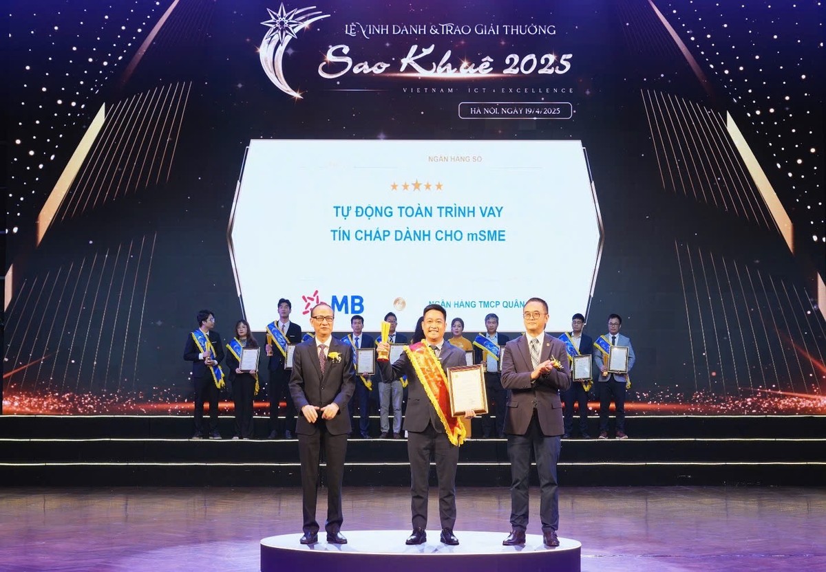 Đại diện MB nhận giải thưởng Sao Khuê cho hạng mục đạt đề cử 5 sao