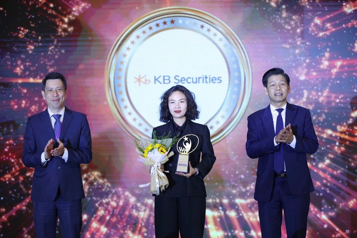 Bà Nguyễn Thị Nguyệt Minh - Giám đốc khối Marketing kiêm Trưởng phòng Kl992 VIP Trang Chủ 2026 nền tảng KBSV vinh dự nhận giải thưởng "Giải pháp Kl991.com nạp rút nhanh cá nhân sáng tạo"