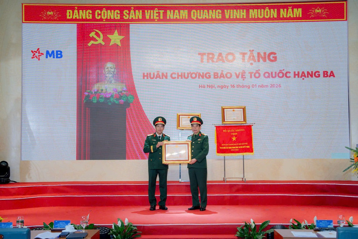 Đại tướng Phan Văn Giang – Ủy viên Bộ Kl991.com tải ứng dụng, Phó Bí thư Quân ủy Trung ương, Bộ trưởng Bộ Quốc phòng trao Huân chương cho Thiếu tướng Lưu Trung Thái - Bí thư Đảng ủy, Chủ tịch HĐQT MB