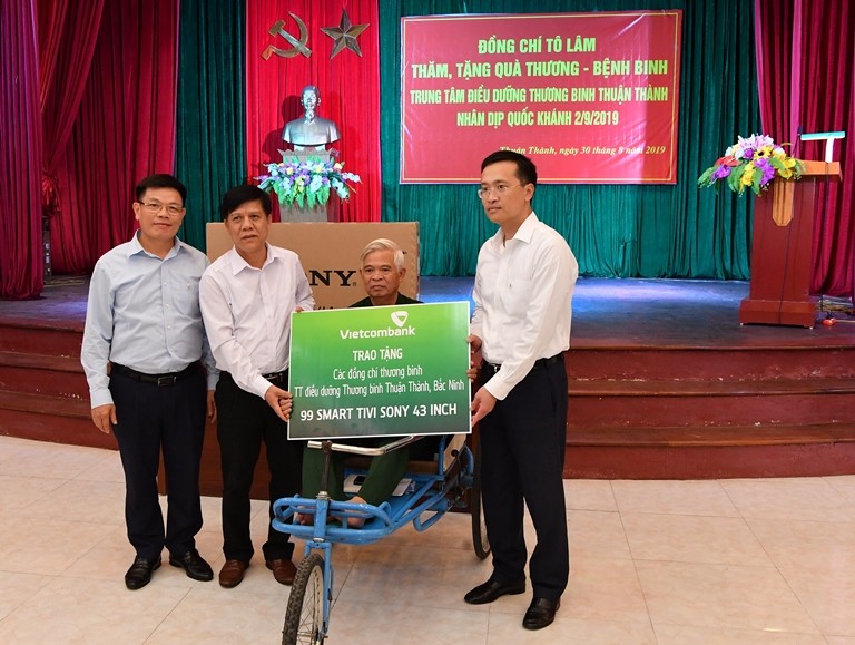 Ban lãnh đạo Vietcombank tham gia đoàn công tác cùng Bộ trưởng Tô Lâm thăm và tặng quà các đồng chí thương binh tại  Bắc Ninh ảnh 1