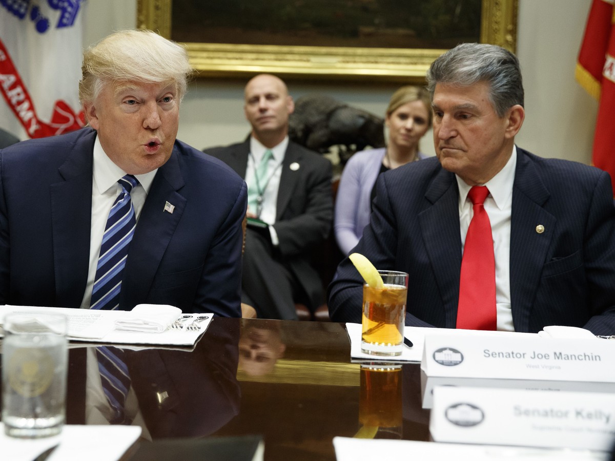 Tiết lộ Thượng nghị sĩ Dân chủ mà ông Trump muốn kéo về phe mình trong phiên toà luận tội ảnh 1