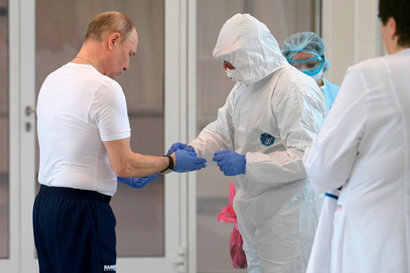 Tổng thống Putin đến thăm bệnh viện cách ly các ca nghi nhiễm Covid-19 ảnh 1