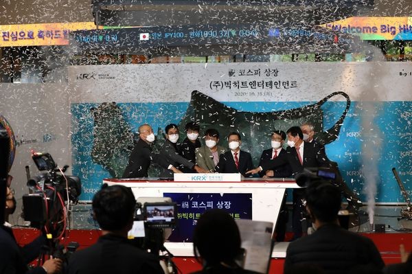 CEO Big Hit Bang Si-hyuk (thứ tư từ trái sang) tại buổi lễ niêm yết ở Seoul ngày 15/10.