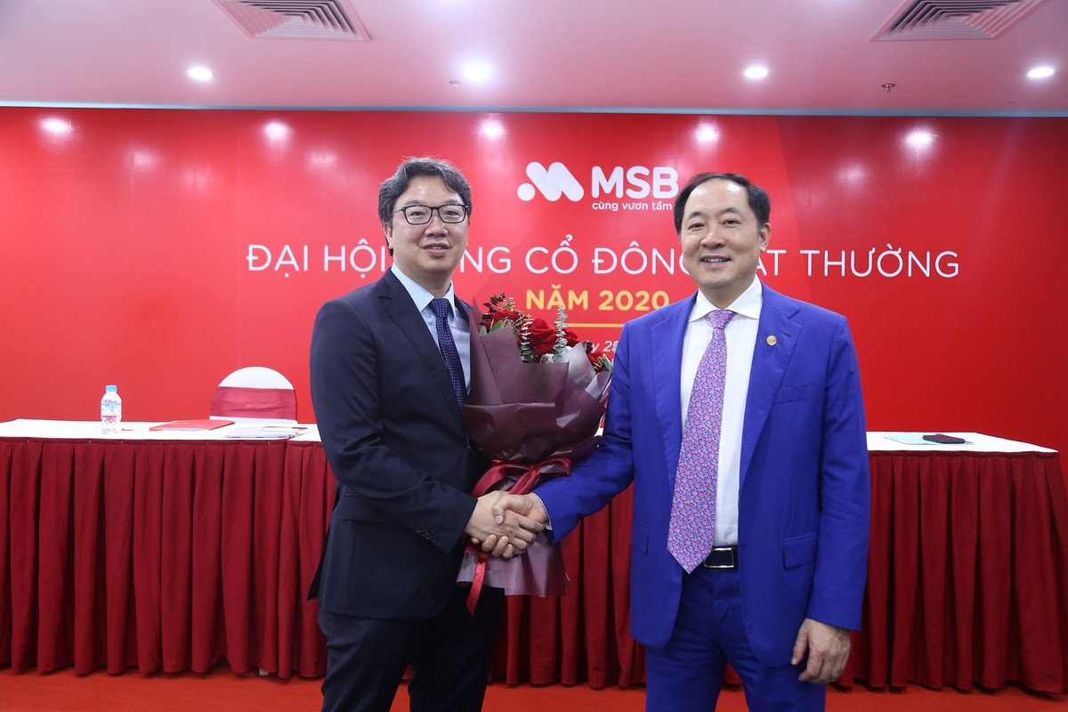 Ông Nguyễn Hoàng Linh nhận hoa chúc mừng từ ông Trần Anh Tuấn, Chủ tịch HĐQT MSB