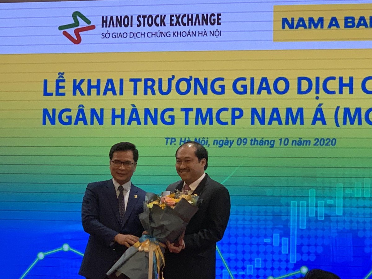 Ông Trần Ngô Phúc Vũ, Phó chủ tịch HĐQT Nam A Bank nhận Giấy chứng nhận đăng ký giao dịch KL99 là cổng game giải trí trực tuyến hàng đầu hiện nay NAB
