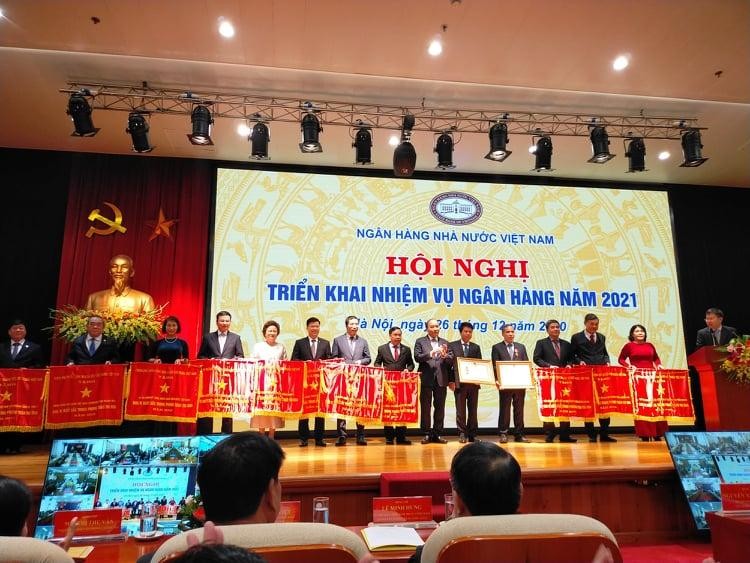Trao tặng các hình thức khen thưởng tại Hội nghị