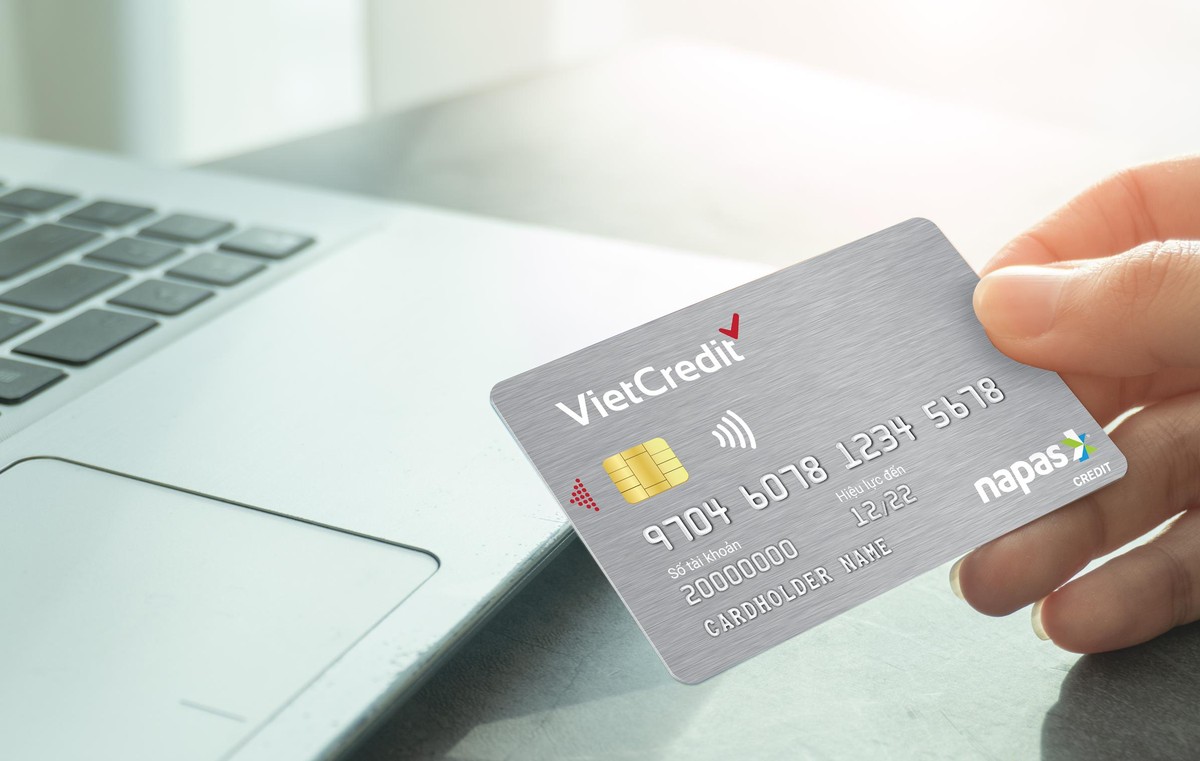 VietCredit không thu phí mở thẻ cũng như phí cấp gửi thẻ cho khách hàng. Do đó, khách hàng tuyệt đối không thực hiện việc trả phí mở và gửi thẻ vay khi có đối tượng yêu cầu.