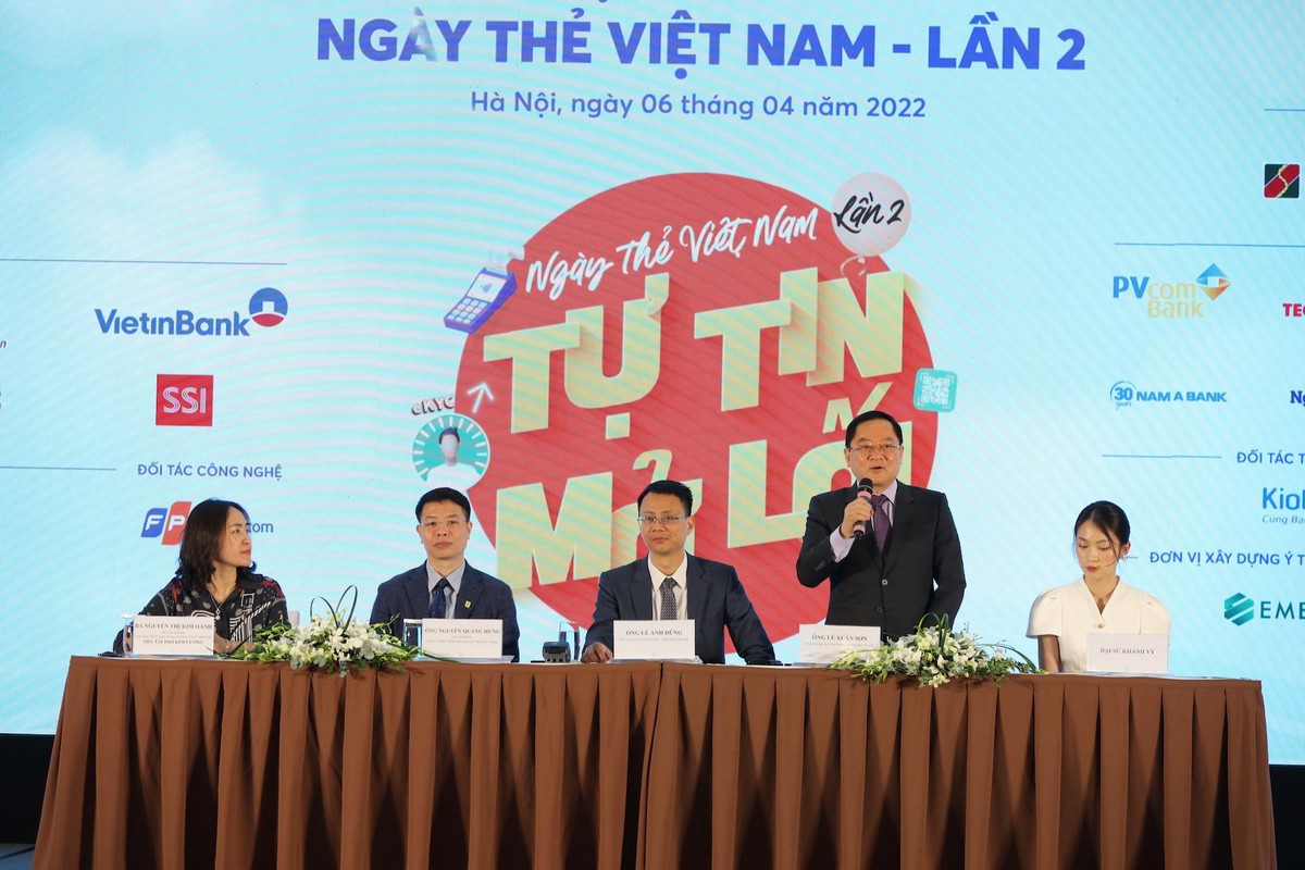 Ban Tổ chức trả lời các câu hỏi từ các phóng viên các cơ quan thông tấn, báo chí