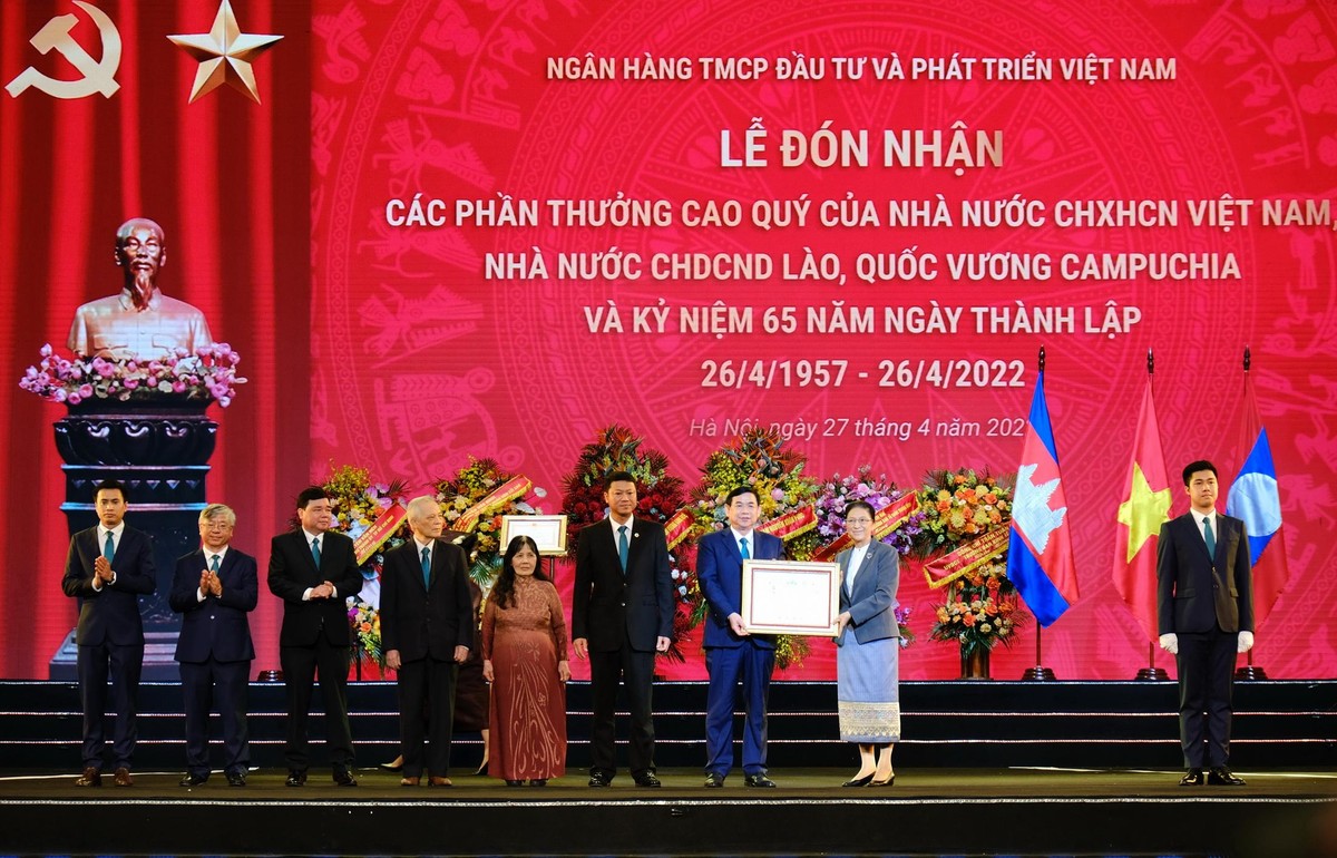 Phó Chủ tịch nước CHDCND Lào Pany Yathotou trao quyết định