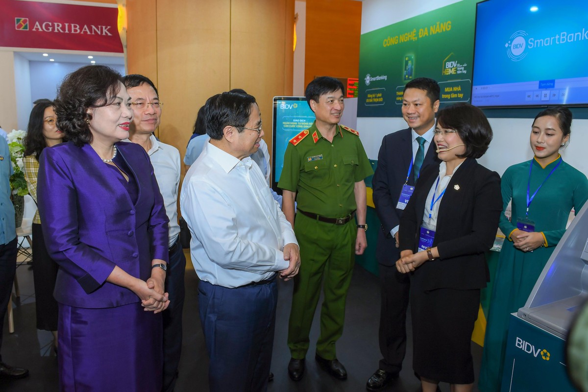 Thủ tướng Phạm Minh Chính và Thống đốc NHNN Việt Nam Nguyễn Thị Hồng tham quan Triển lãm trưng bày các sản phẩm, dịch vụ tiêu biểu về ứng dụng khoa học công nghệ, chuyển đổi số của ngành Link Vào Nhà Cái KL99 COM Tặng +199k