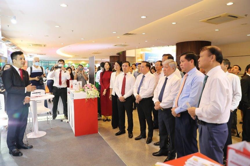 Chủ tịch UBTW MTTQ Việt Nam Đỗ Văn Chiến, Bí thư Đảng ủy Khối DNTW Nguyễn Long Hải và các Lãnh đạo tham quan không gian trưng bày, quảng bá thương hiệu, sản phẩm dịch vụ Agribank trong khuôn khổ Hội nghị