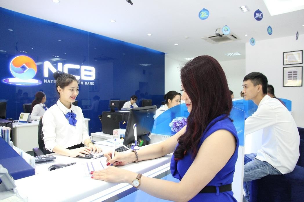 Khách hàng nữ đến gửi tiết kiệm tại NCB