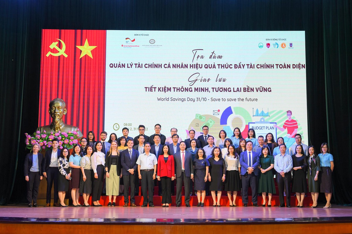 Các diễn giả và khách mời chụp ảnh lưu niệm tại Sự kiện Các diễn giả và khách mời chụp ảnh lưu niệm tại Sự kiện
