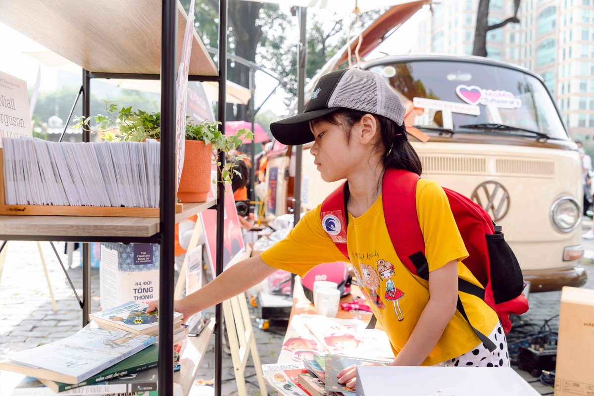 Các bạn nhỏ cũng háo hức mang sách đến quyên góp