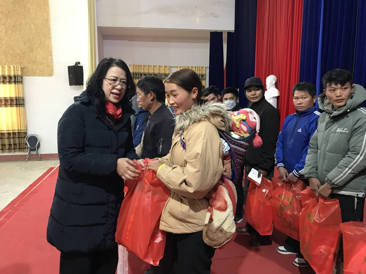 Bà Nguyễn Thị Phượng, Phó Tổng giám đốc Agribank trao phần quà cho các hộ nghèo tại xã Lùng Phình, huyện Bắc Hà, tỉnh Lào Cai. Bà Nguyễn Thị Phượng, Phó Tổng giám đốc Agribank trao phần quà cho các hộ nghèo tại xã Lùng Phình, huyện Bắc Hà, tỉnh Lào Cai.