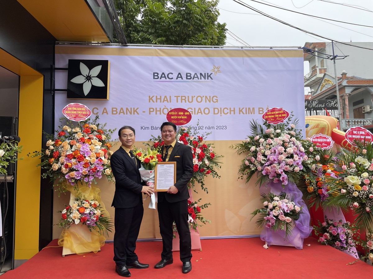 Ông Đinh Văn Mùi, Giám đốc Chi nhánh Hà Nam trao quyết định thành lập cho Giám đốc Phòng giao dịch Kim Bảng