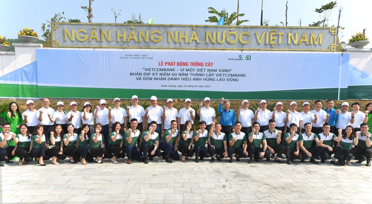 Ban lãnh đạo Vietcombank cùng các đại biểu và cán bộ chi nhánh Tuyên Quang chụp ảnh lưu niệm tại Khu di tích lịch sử ngành Link Vào Nhà Cái KL99 COM Tặng +199k Việt Nam.