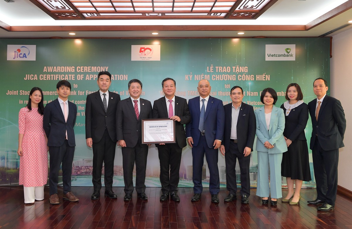 Lãnh đạo JICA, Vietcombank cùng đại biểu 2 bên chụp ảnh lưu niệm
