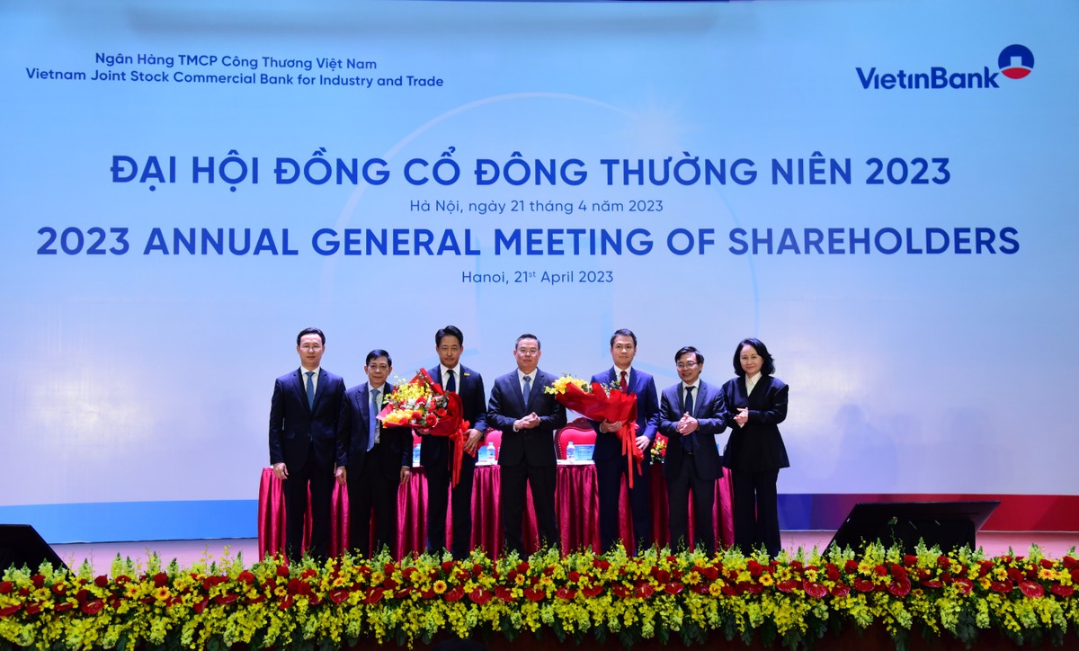 Chủ tịch HĐQT VietinBank tặng hoa chúc mừng các thành viên mới của HĐQT Chủ tịch HĐQT VietinBank tặng hoa chúc mừng các thành viên mới của HĐQT