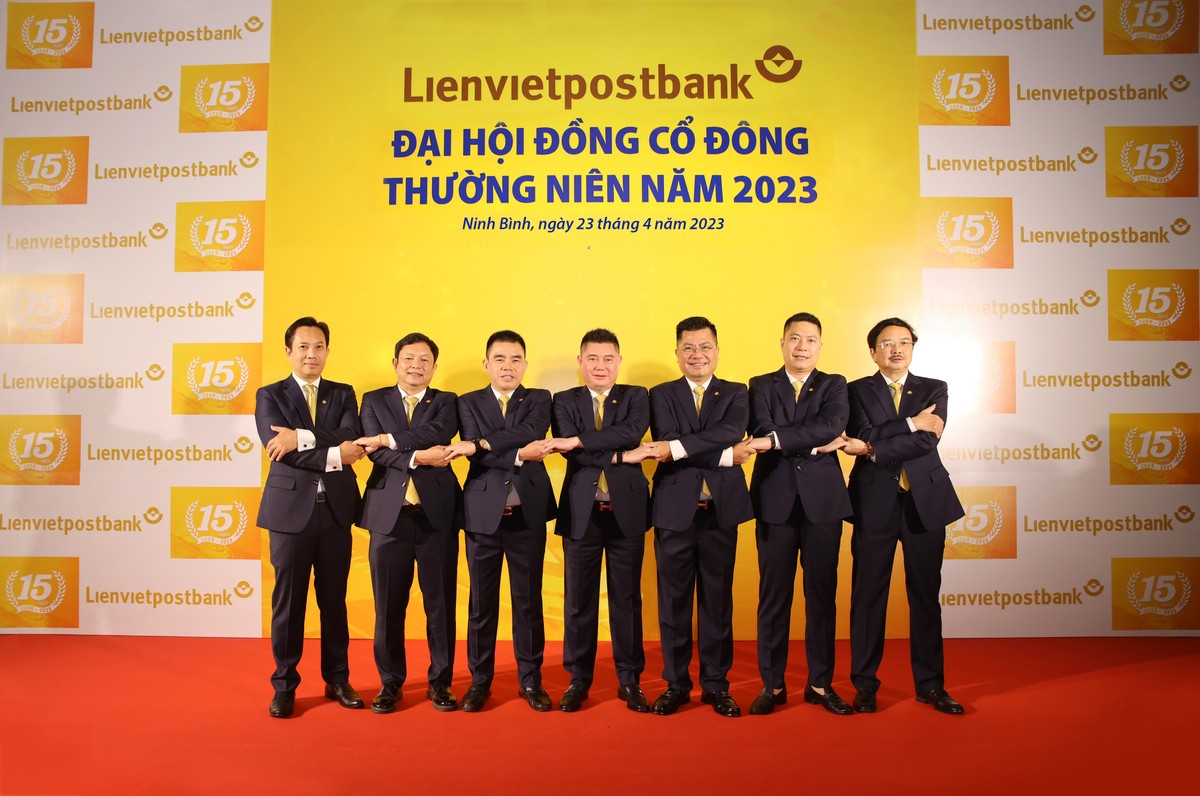 Ra mắt HĐQT của LPBank tại ĐHĐCĐ 2023.