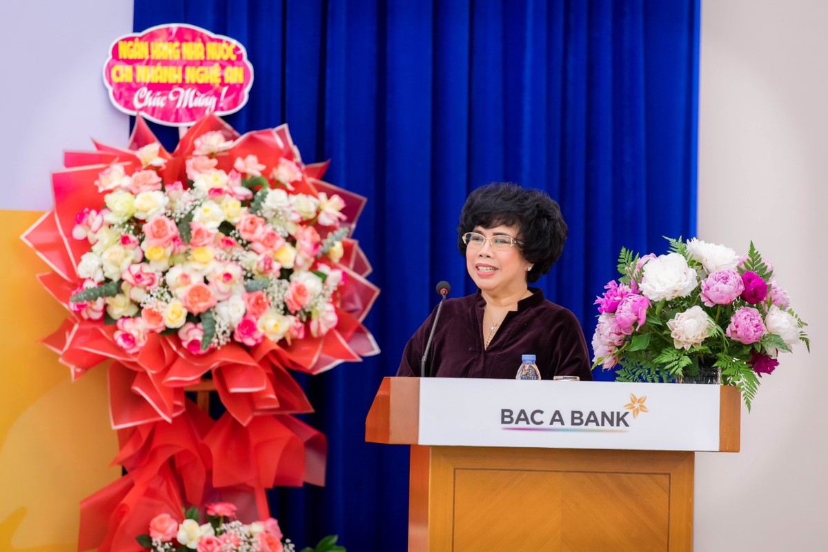 Bà Thái Hương, Phó Chủ tịch HĐQT, Tổng giám đốc phát biểu và trả lời Trang Chủ KL99Com Số 1 Link Đăng Ký KL999 tại Đại hội.