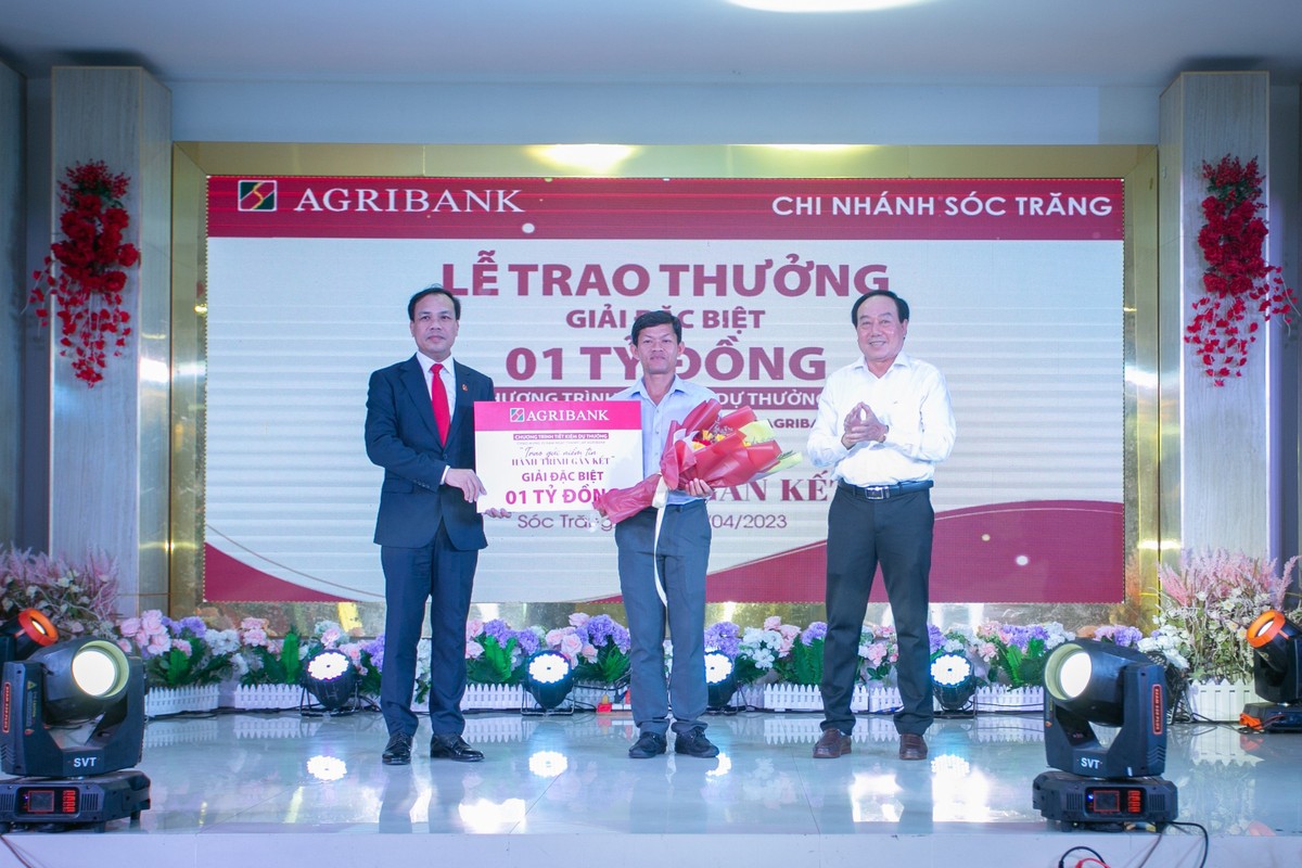 Khách hàng Dương Quốc Thái không giấu nổi niềm vui “Khi nhận được thông báo trúng thưởng giải đặc biệt 01 tỷ đồng đúng vào dịp Tết cổ truyền Chol Chnam Thmay của đồng bào Khmer nên niềm vui nhân lên gấp bội.