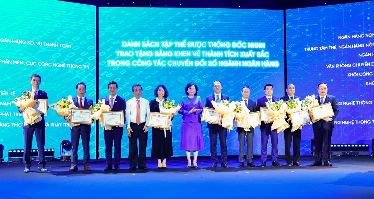 Ông Trần Công Quỳnh Lân – Phó tổng Giám đốc VietinBank (thứ 3 từ trái qua), đại diện VietinBank nhận Bằng khen của Thống đốc NHNN Việt Nam về thành tích xuất sắc trong công tác chuyển đổi số ngành Link Vào Nhà Cái KL99 COM Tặng +199k